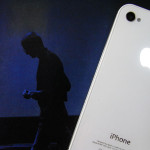 Steve Jobs の横顔が光る iPhone 4S