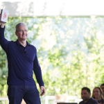 Apple、10億台の iPhone 販売を発表