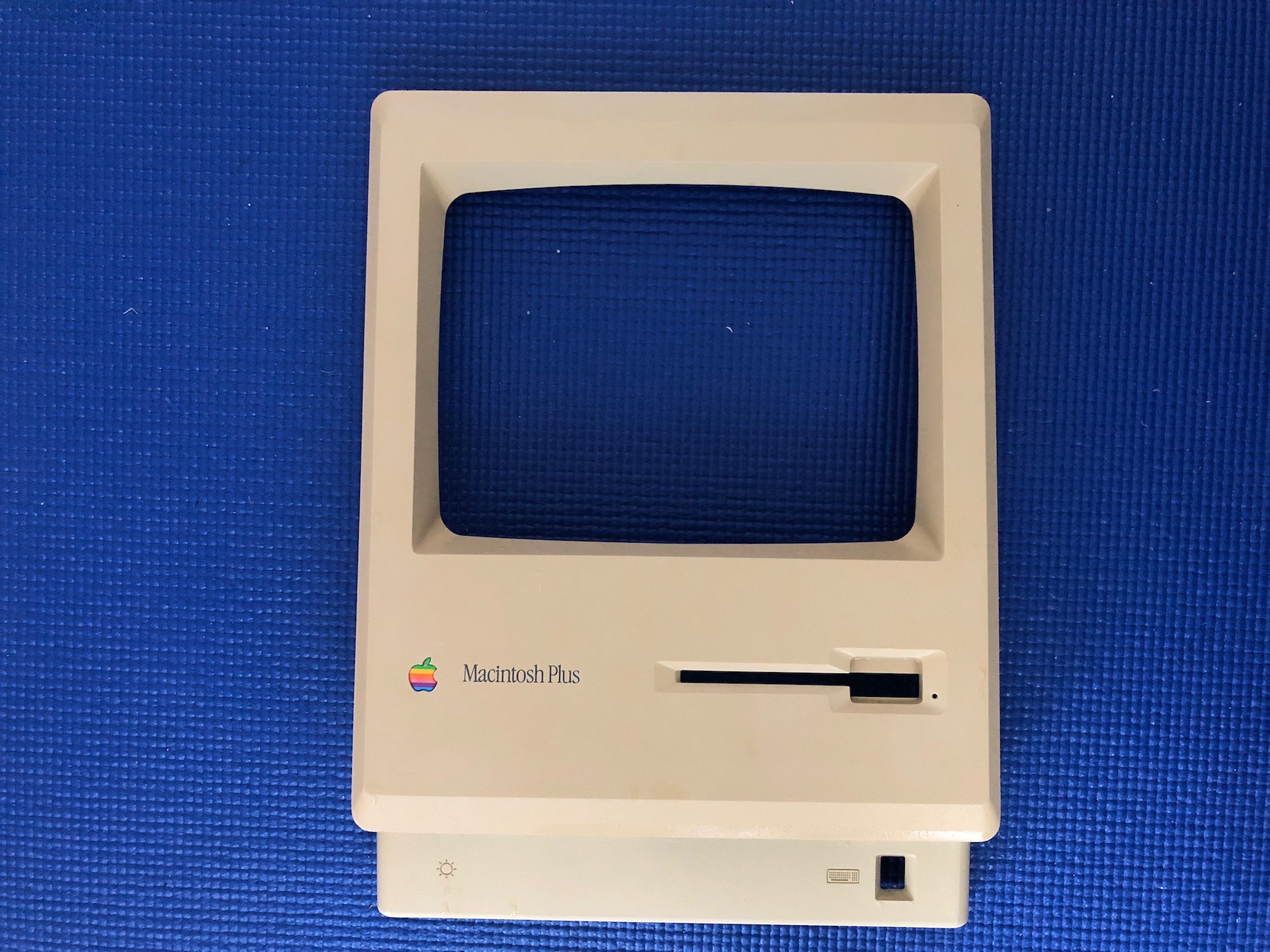 Macintosh Plus ベージュモデルが新品の輝きに‥